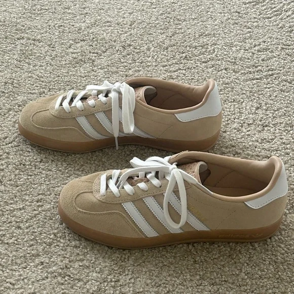 Adidas Women’s Gazelle Tan and White Sneakers - Size 7.5 - Picture 2 of 6